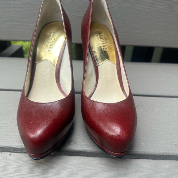 Maroon Michael Kors leather platform pumps - Picture 2 of 8